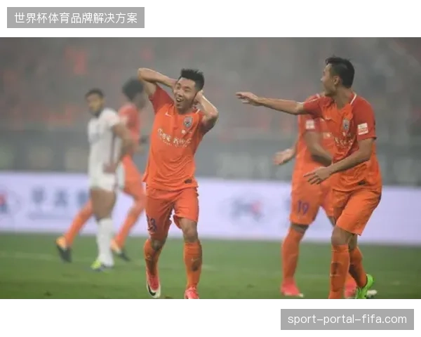 加克波的位置多面性,为荷兰队主教练提供了前场排兵布阵的多种可能 加克波的位置多面性,为荷兰队主教练提供了前场排兵布阵的多种可能